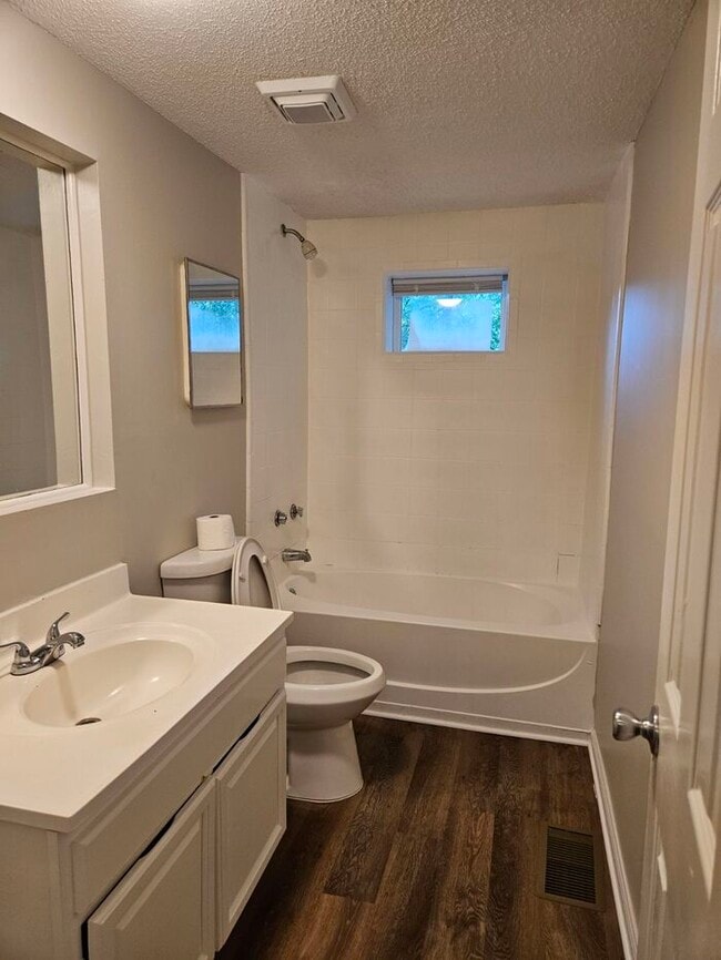 Building Photo - Charming 3 bedroom