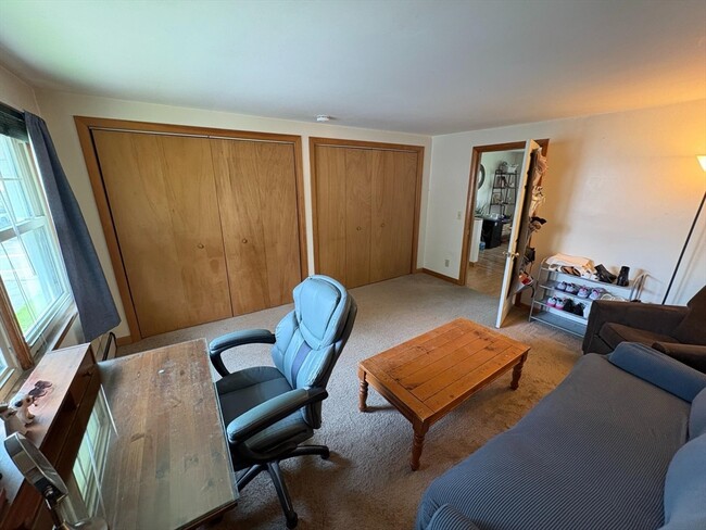 Building Photo - 231 River Dr