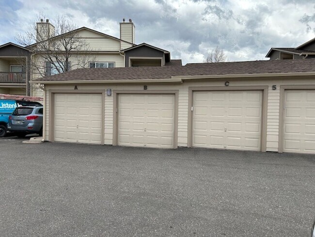 Building Photo - Great Littleton Condominium with Garage