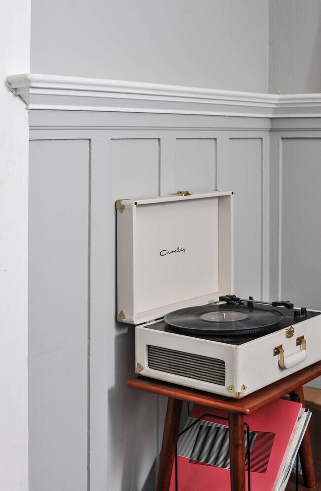 Building Photo - A Charming 2 Bed / 1 Bath with Bonus Space in Prime Echo Park Location