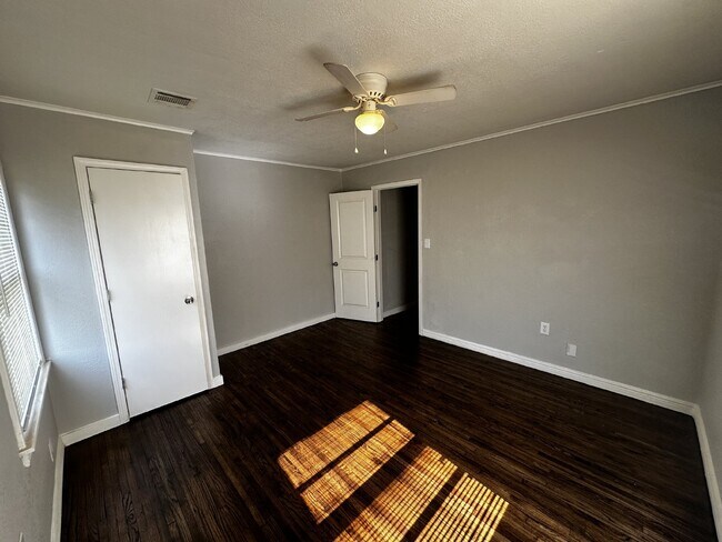 Building Photo - Charming 3-Bedroom Tulsa Home with Gleamin...