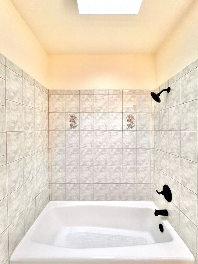Building Photo - Gorgeous Private Home with Views!