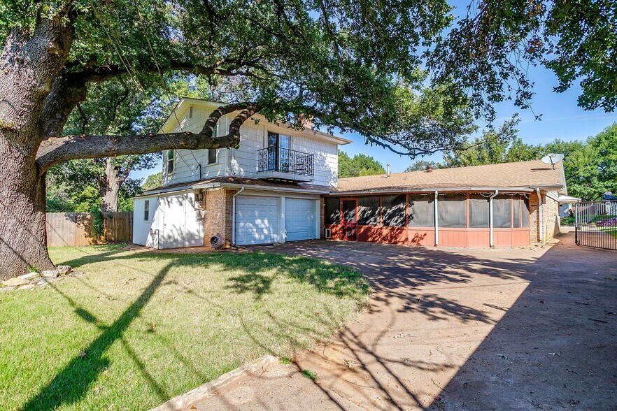 1 car garage plus storage and multi car gates parking - 1706 Larkspur Dr