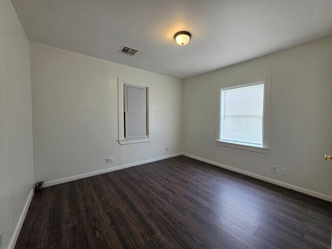 Building Photo - 3 Bed 1 Bath Home in Shawnee!