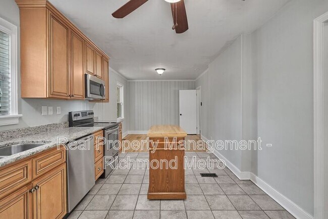 Building Photo - 7421 Dell Dr