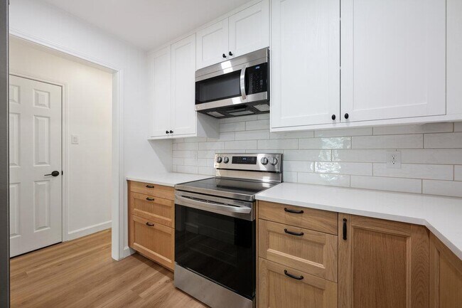 Building Photo - 7201 Chimney Corners