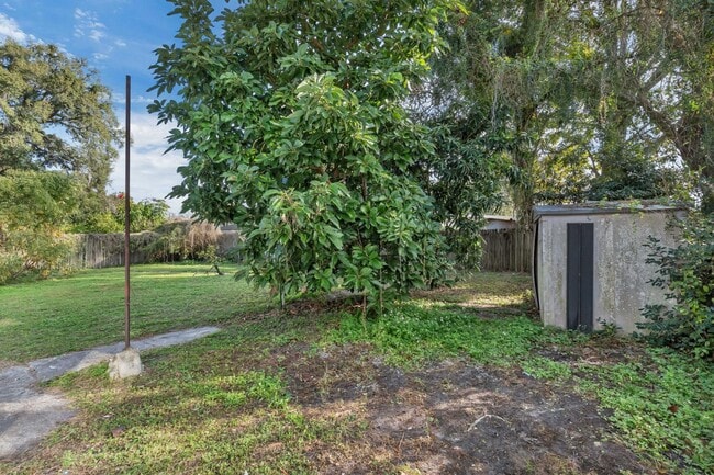 Building Photo - 833 Pinedale Ave