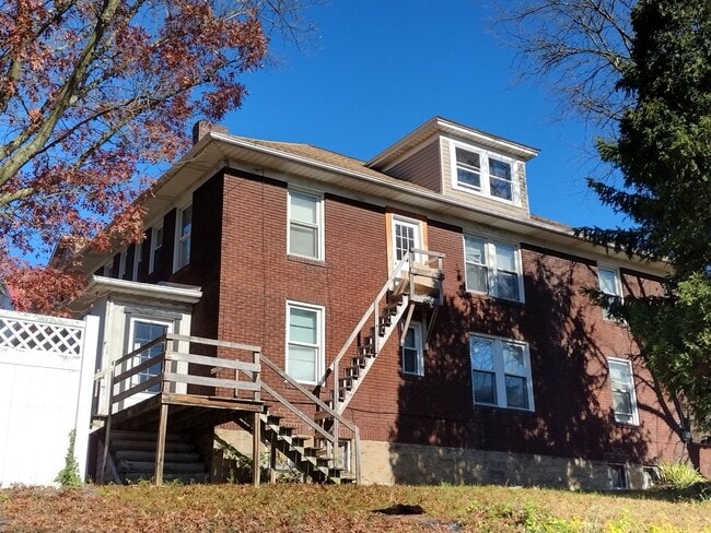 Building Photo - 343 Linden Ave