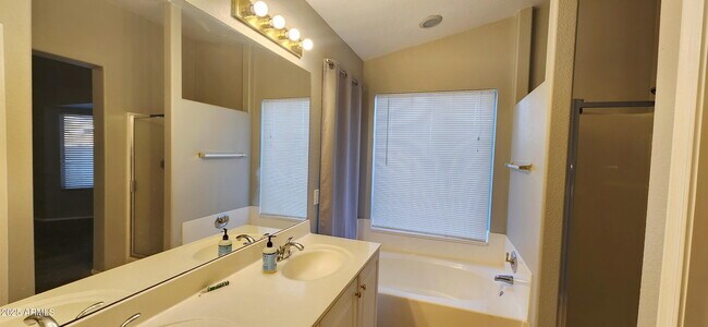 Building Photo - 14900 W Honeysuckle Ln