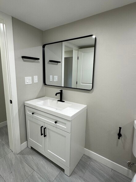 Main bath - 1331 W Speedway Blvd