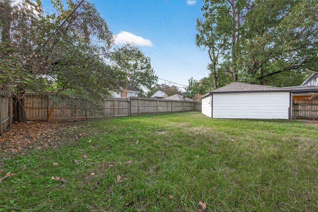 Building Photo - 3815 Fernglade Dr