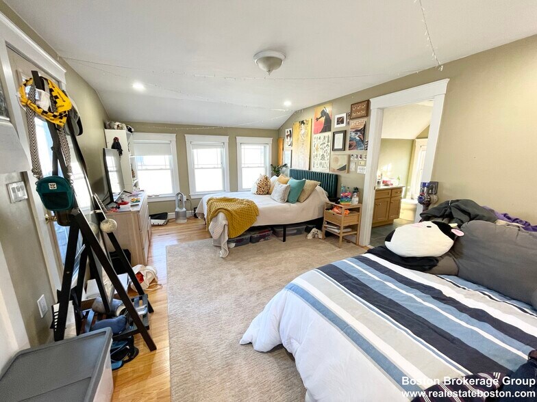 Building Photo - 23 Iroquois St