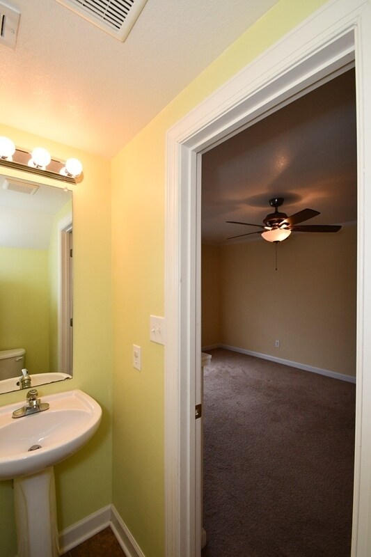 Building Photo - 104 Streamwood Dr
