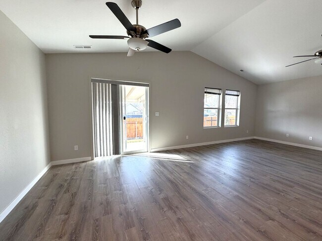 Building Photo - Beautiful 3 bed 2 bath home with flex room in Nampa just off Ustic and Middleton