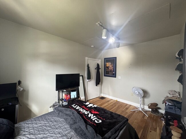 Building Photo - 6 bed/2 bath on Probasco St., Mins. from UC for Only $700/pp ($4200/mo)!