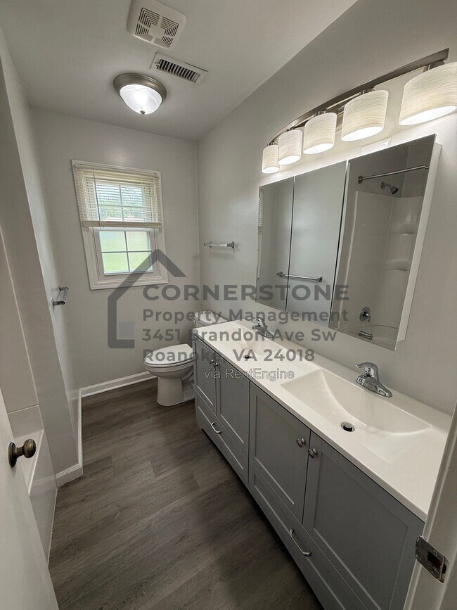 Building Photo - 1103 Lakeview Pl