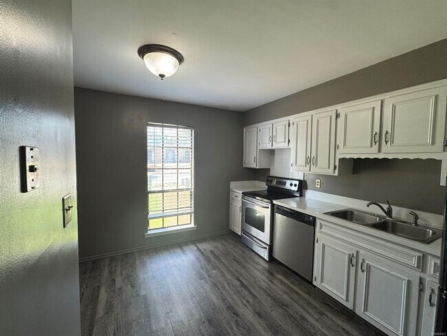 Building Photo - 578 Hollow Wood Rd