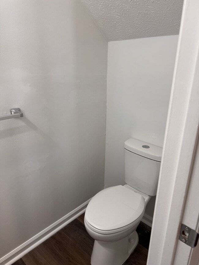 Building Photo - 3 Bedroom || 1.5 Bathroom Townhome