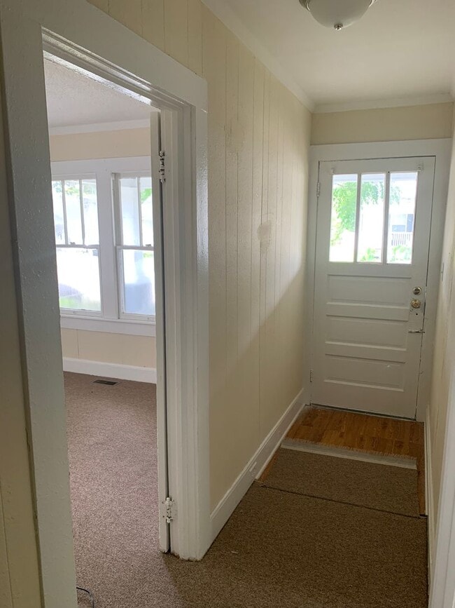 Building Photo - Quaint home located in City Limits
