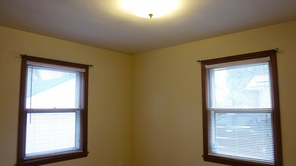 Building Photo - 719 E 35th Ave