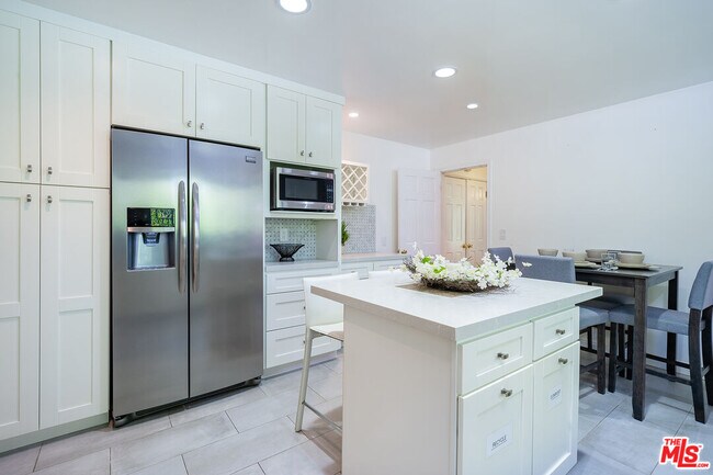 Building Photo - 13843 Milbank St