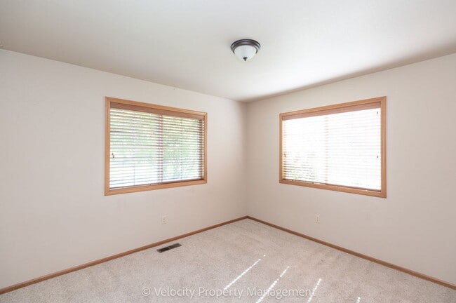 Building Photo - Clean & well kept, 3 bedroom, 2 bath!