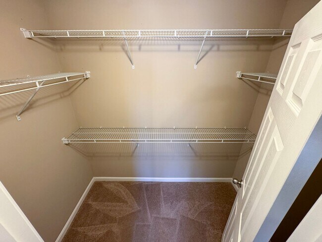 Building Photo - Beautiful And Spacious 3 Bed 3.5 Bath Interior Brick Townhome With Balcony In Hastings Marketplace