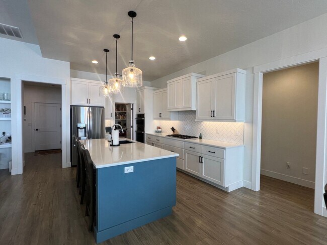 Building Photo - Gorgeous 3 bed 2 ba home in the perfect Me...