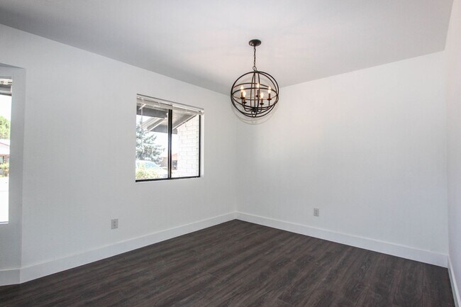 Building Photo - 3 bedroom 2 bathroom with AZ room -HOLD