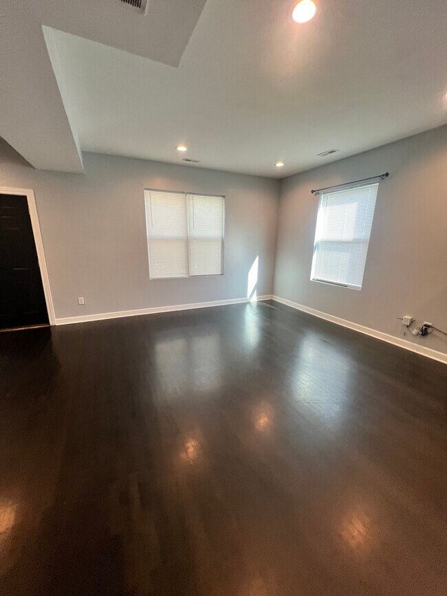 Building Photo - 417 S Willow Ave