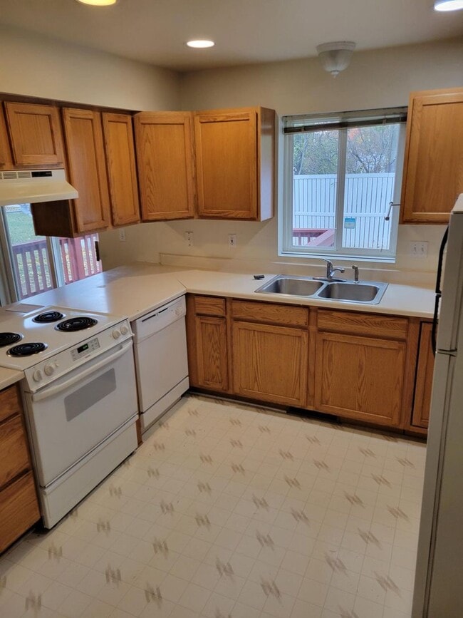 Building Photo - 3 Bedroom 2 Bathroom Centrally Located Tow...