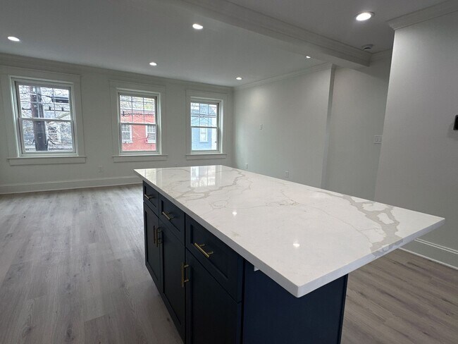Building Photo - 528 Manor St