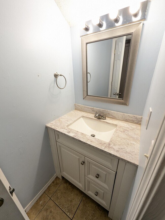 Building Photo - 437 Bridgewater Ct