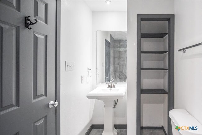 Building Photo - 803 Happy Haven Rd