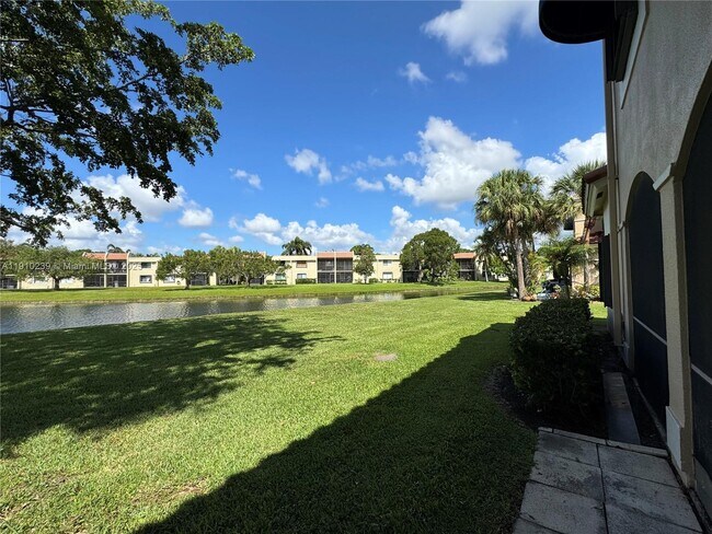 Building Photo - 573 Racquet Club Rd