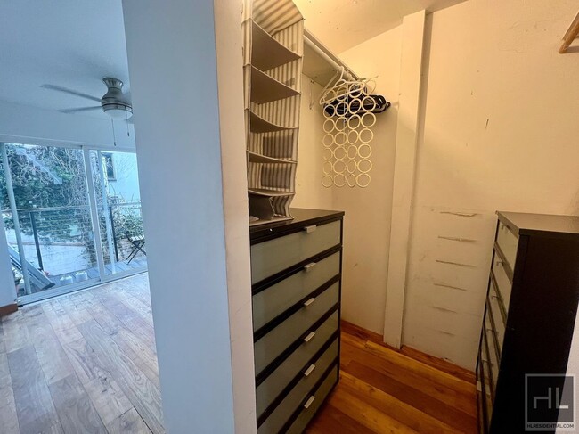 Building Photo - 1886 4BR 2BA Townhouse Duplex Renovated by...