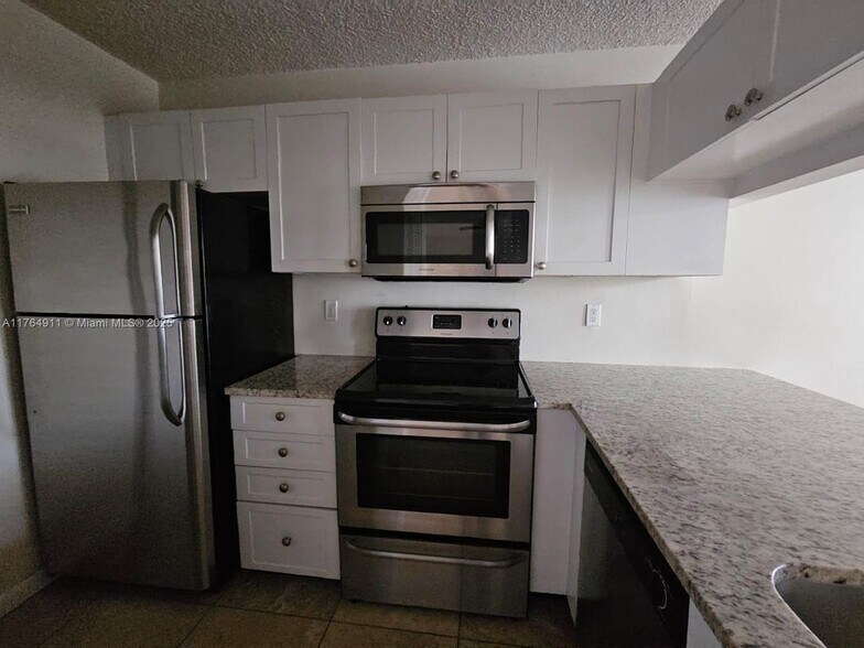 Building Photo - 22203 Glenmoor Dr