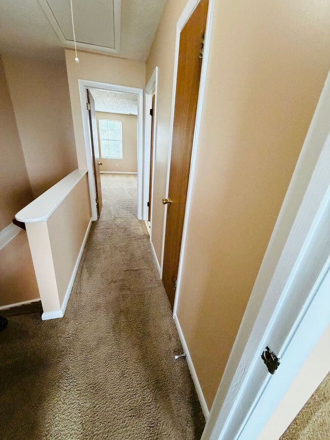 Building Photo - Edgewood 2 Bedroom End of Group For Rent!