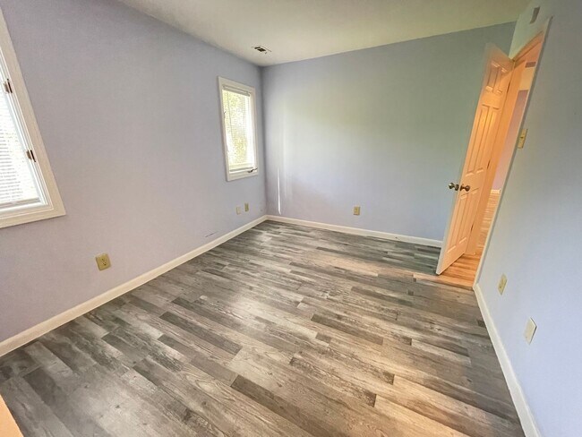 Building Photo - Mill Creek - Updated 2br 2ba garden-style ...