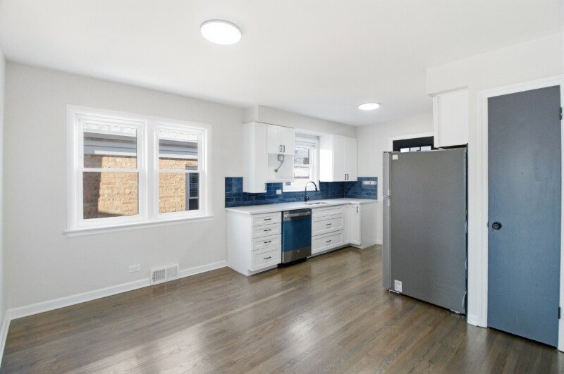 Building Photo - 6640 W Foster Ave