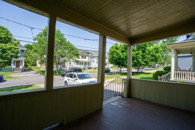 Building Photo - Available 6/1/26 - Newly Renovated 3 Block...