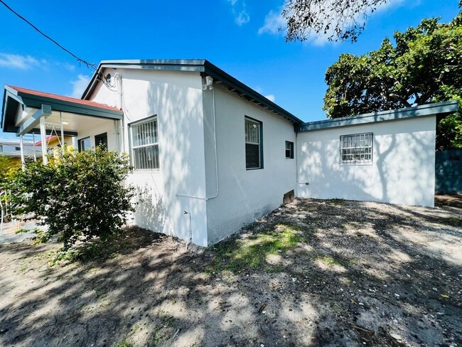 Building Photo - Fabulous Renovation! Gorgeous Three Bedroom and One Bath Home!