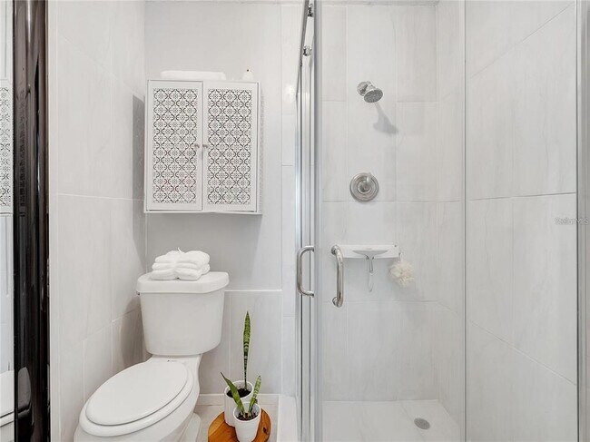 Building Photo - 4754 Lake Shore Dr