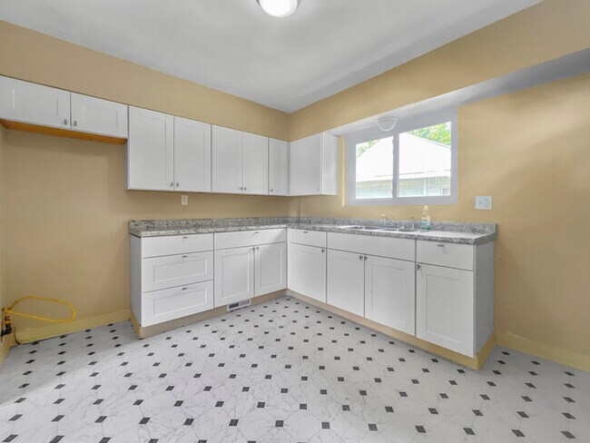 Building Photo - Charming 4 beds 1 bath in Akron!