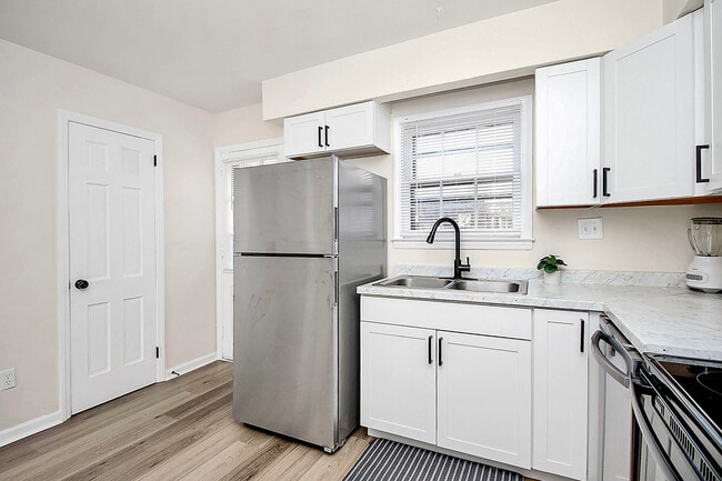 Building Photo - 6314 Old Pineville Rd