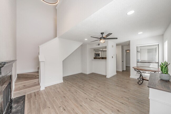 Building Photo - Updated 1-Bedroom Condo in Gated Community – Prime West 7th Location