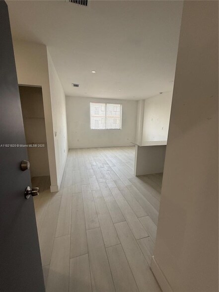 Building Photo - 909 E 24th St