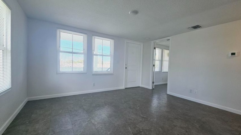 Building Photo - 914 10th St