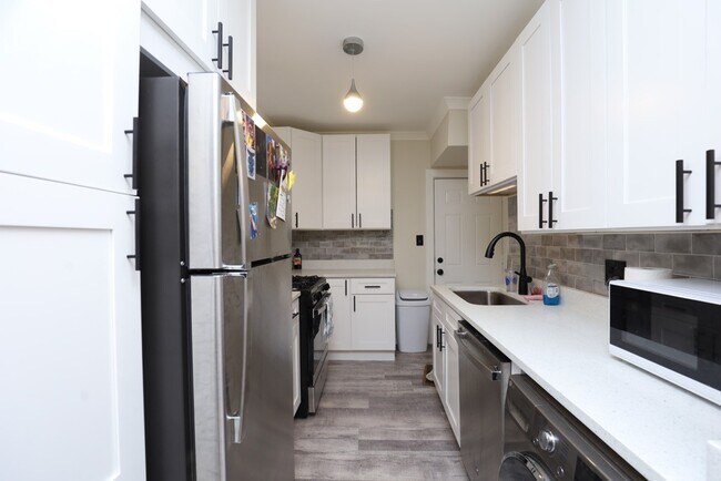 Building Photo - 3839 N Greenview Ave