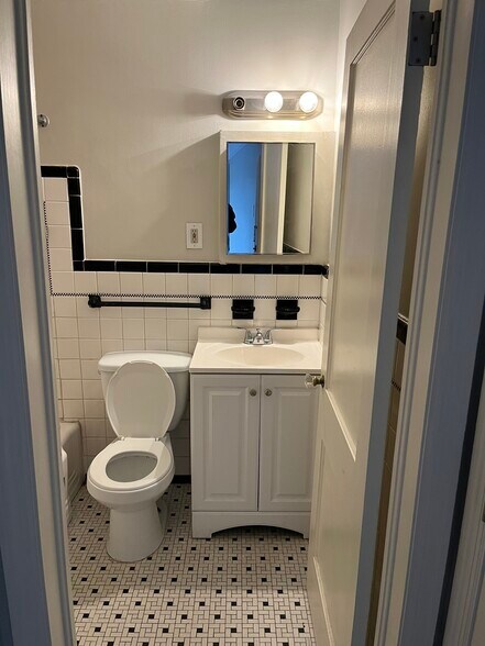 Building Photo - 2900 Orchard Lake Rd